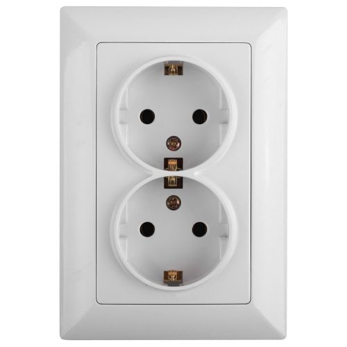 Розетка 2-м СП Solo 4-205-01 16А 250В IP20 2х2P+E Schuko с заземл. бел. Intro Б0053674