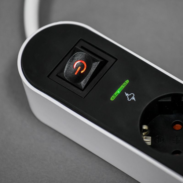 Фильтр сетевой СФ-03К 16А USB A+C 20Вт 3м 3х1.5кв.мм черн. IEK WFP10-16-03-03-ZKU-K02