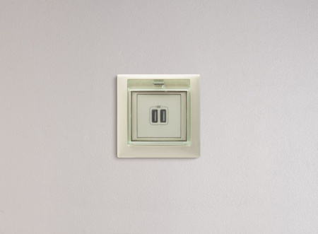 Розетка USB 2-м СП Valena сл. кость IEK 774170