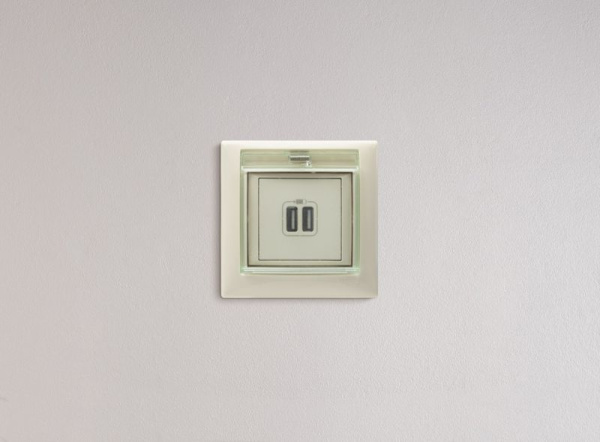 Розетка USB 2-м СП Valena сл. кость IEK 774170