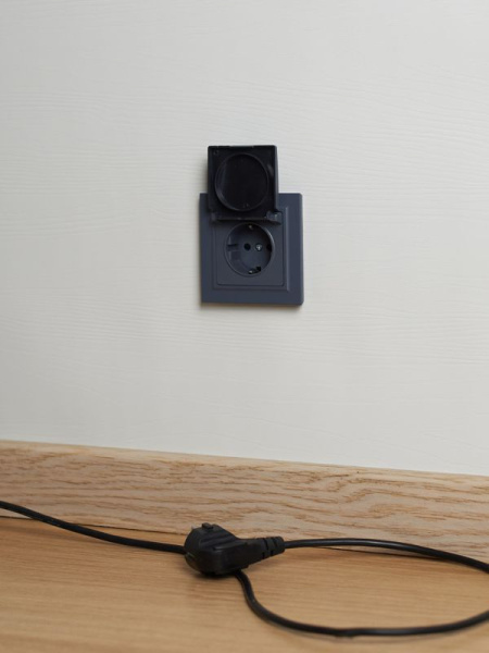 Розетка BRITE РСбш10-3-БрМ 16А IP20 с заземл. защ. шторки с крышкой механизм маренго IEK BR-R16-16-K35