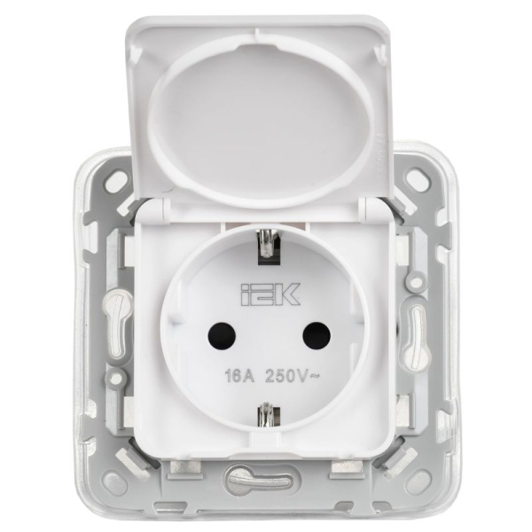 Розетка СП FLITE РСшкр11-1-44-ФлБ 16А IP44 с заземл. с защ. шторками и крышкой безвинтовое крепление механизм бел. IEK FI-R16-16-1-44-K01