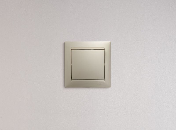 Переключатель перекрестный 1-кл. СП Valena 10А IP31 механизм сл. кость (DIY-упак.) IEK 695608
