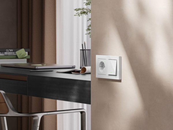 Розетка AtlasDesign Smart 16А L+N с заземл. защ. шторки Zigbee механизм бел. SE ATN000145Z