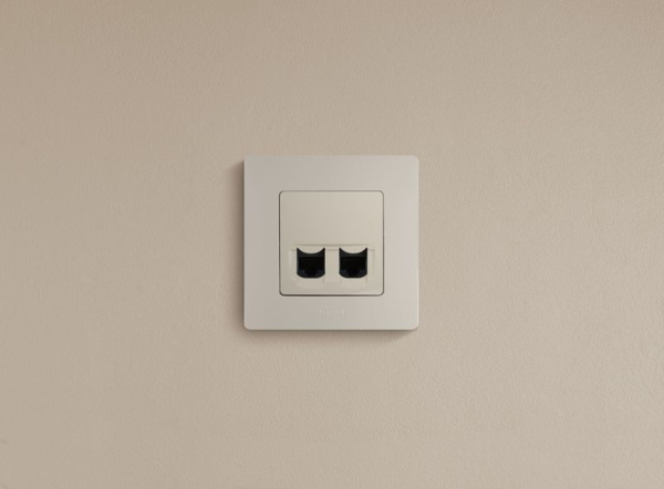 Розетка компьютерная 2-м СП Etika RJ45 кат.5E UTP механизм сл. кость IEK 672355