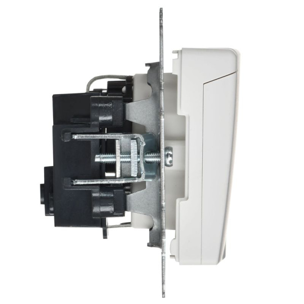 Розетка BRITE РСбш10-3-БрАБ 16А IP20 с заземл. защ. шторки с крышкой механизм арктич. бел. IEK BR-R16-16-K91