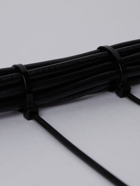Хомут кабельный 4.8х300 нейл. черн. (уп.100шт) IEK UHH32-D048-300-100