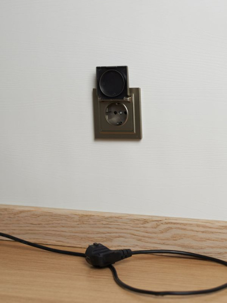 Розетка BRITE РСбш10-3-44-БрШ 16А IP44 с заземл. защ. шторки с крышкой механизм шампань IEK BR-R16-16-44-K37